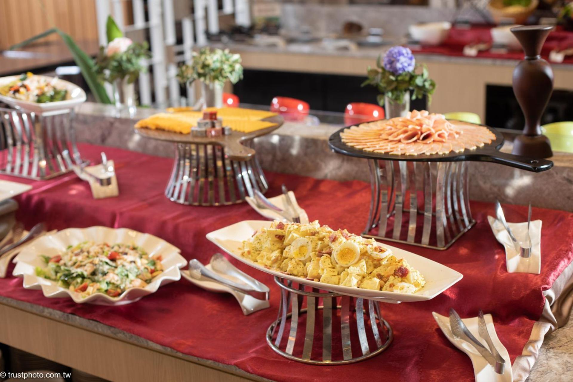 Grand Bay Resort Hotel Heng-ch'un Extérieur photo A buffet at a hotel