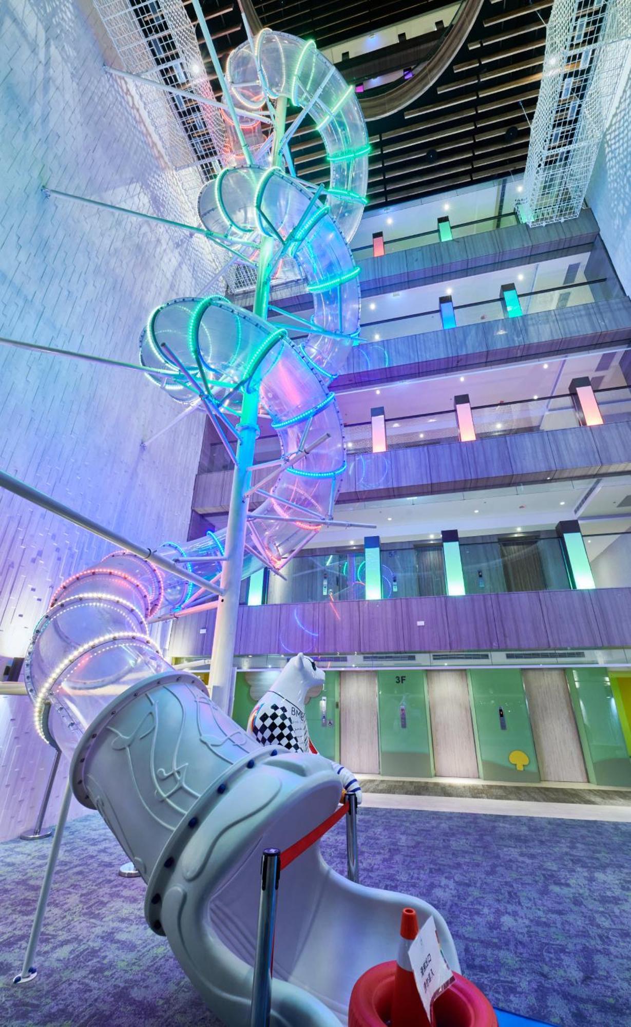 Grand Bay Resort Hotel Heng-ch'un Extérieur photo The atrium at the new Royal Victoria Hospital