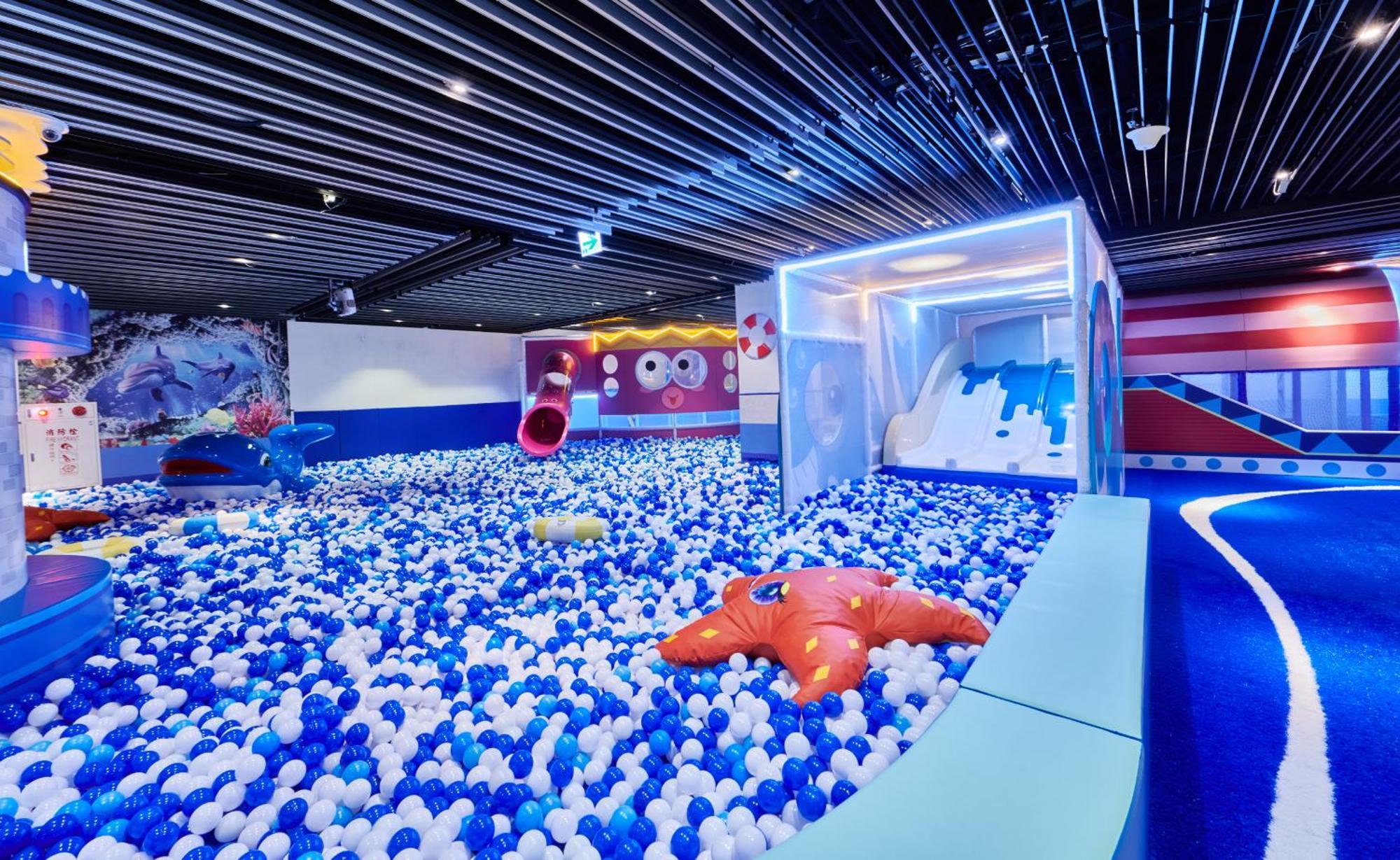 Grand Bay Resort Hotel Heng-ch'un Extérieur photo Ball pit at the DreamWorks-themed area