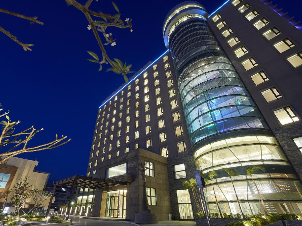 Grand Bay Resort Hotel Heng-ch'un Extérieur photo The hotel at night