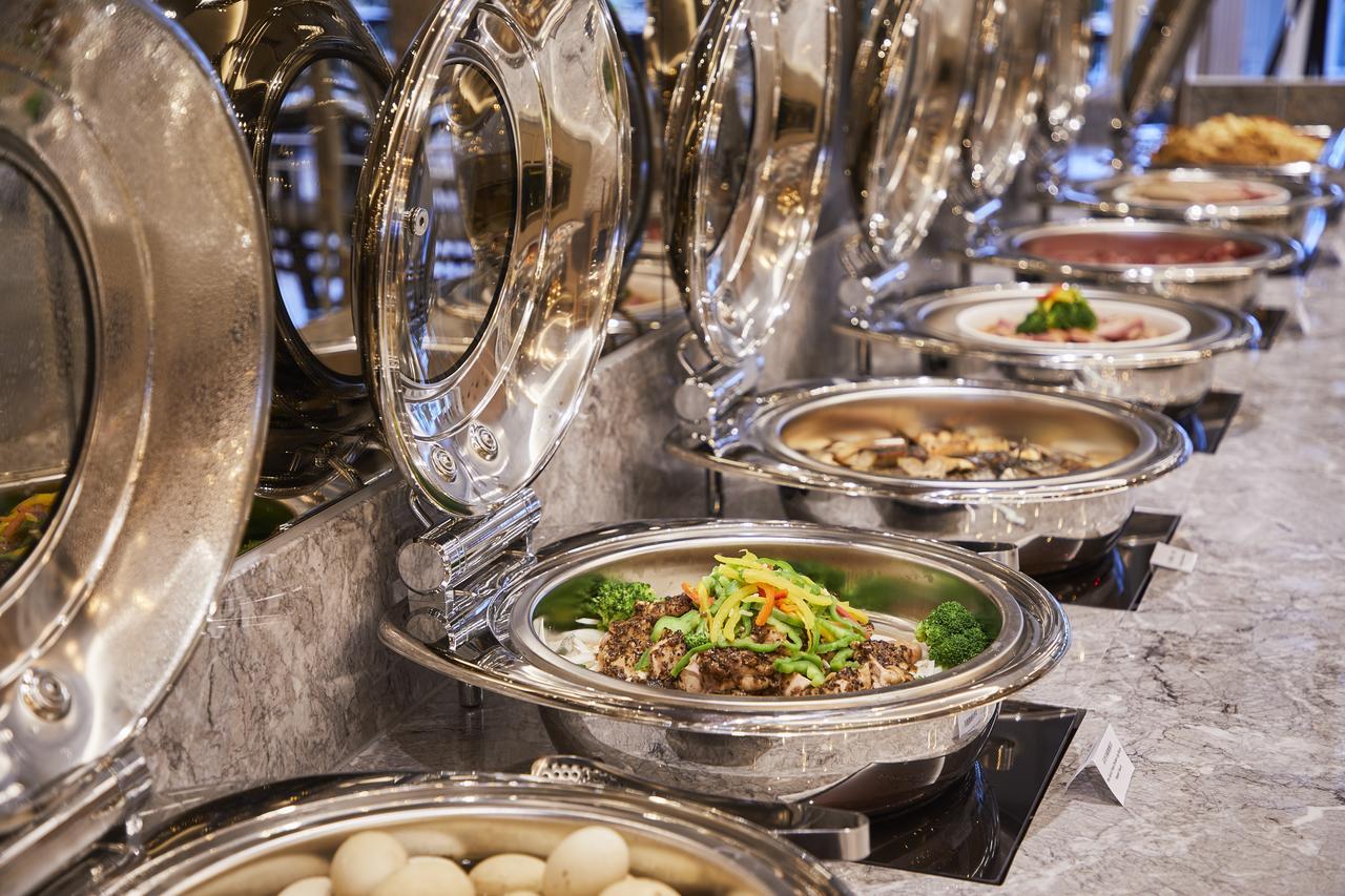 Grand Bay Resort Hotel Heng-ch'un Extérieur photo A selection of chafing dishes