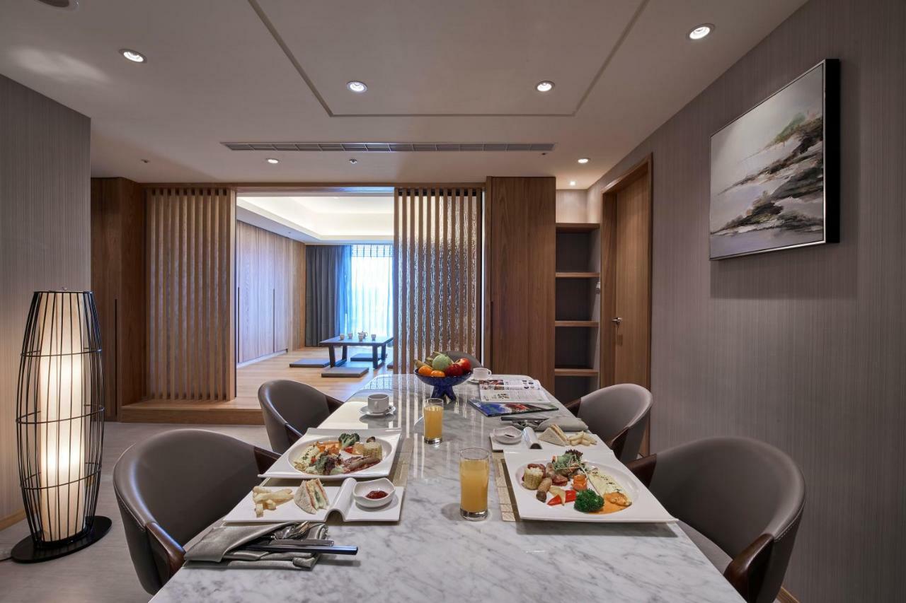 Grand Bay Resort Hotel Heng-ch'un Extérieur photo A dining room in a suite at the hotel